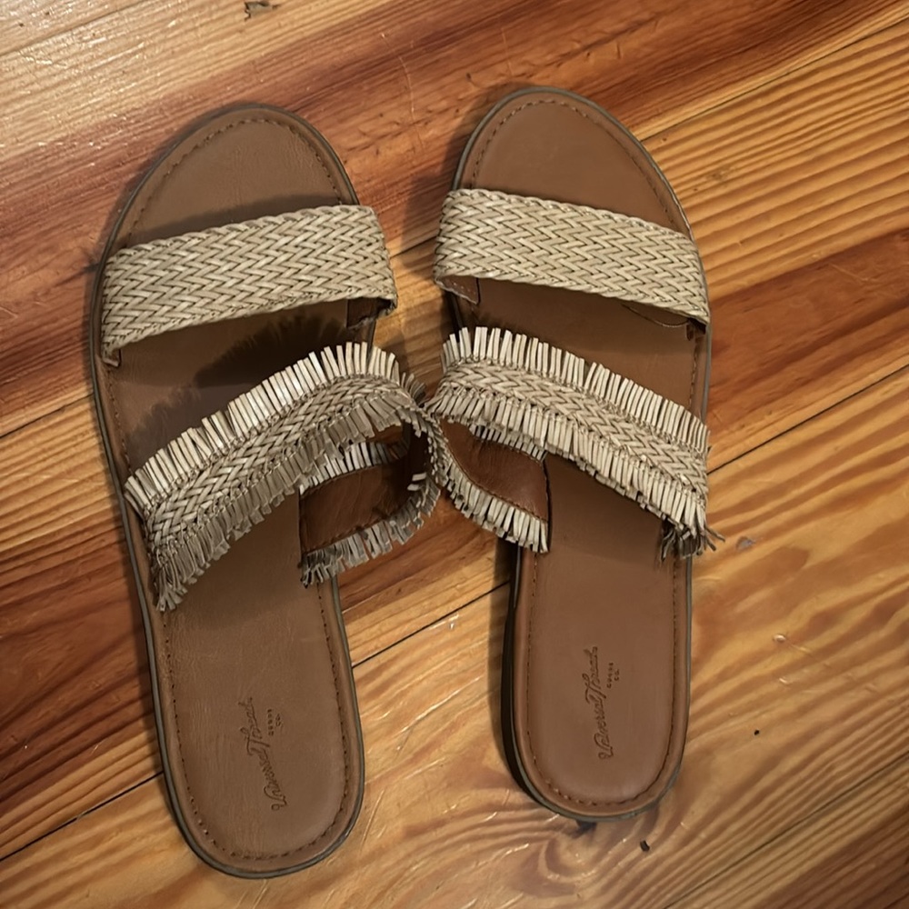 Universal threads size 10 sandals